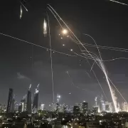 Irán respondió con más de 100 misiles y hubo explosiones en Jerusalén y Tel Aviv