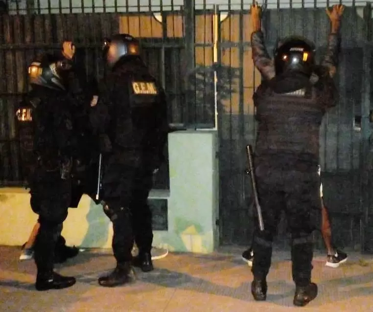 detenidos en calle Escaya