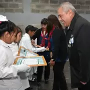 Alumnos de la Escuela "Marina Vilte" prometieron lealtad a la Bandera ante un héroe de Malvinas