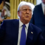 Donald Trump anunció que una “enorme” flota militar de Estados Unidos navega hacia Irán