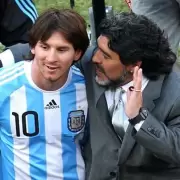 Subastaron dos figuritas únicas de Lionel Messi y Diego Maradona: la diferencia de precios sorprendió a todos