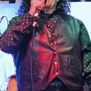 El cantante Adrián Chauque sufrió una descompensación y debió suspender sus shows