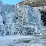 Chubut: por el frío extremo, se congeló una cascada de 30 metros de altura