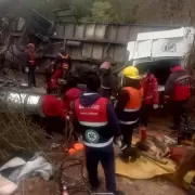 Un camión de gran porte volcó en Ruta Nacional 34: el chofer quedó atrapado y tuvo que ser rescatado