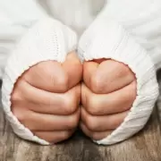 ¿Por qué se enfrían las manos y los pies? Causas y señales de alerta