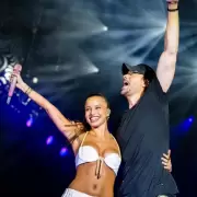 El inc�modo momento de Emilia Mernes con Enrique Iglesias que se hizo viral y estall� en las redes