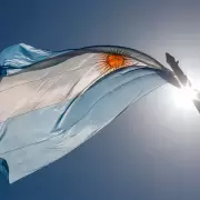 Ni doblarla ni izarla de noche: las 10 cosas que están prohibidas de hacer con la bandera argentina