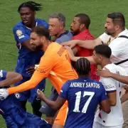 Esc�ndalo en el Mundial de Clubes: Luis Enrique le peg� a un jugador del Chelsea tras la derrota del PSG