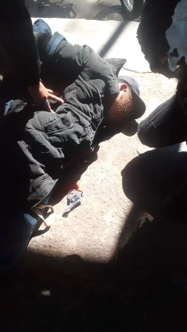 Uno de los arrestados por amenazar con una réplica de arma de fuego