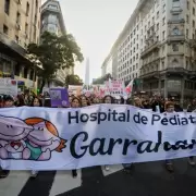 M�dicos y trabajadores del Hospital Garrahan marcharon a Plaza de Mayo en reclamo de mejoras salariales