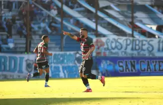 Gustavo Fern�ndez celebra su gol