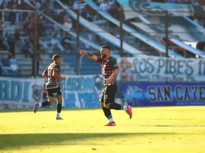 Gustavo Fern�ndez celebra su gol