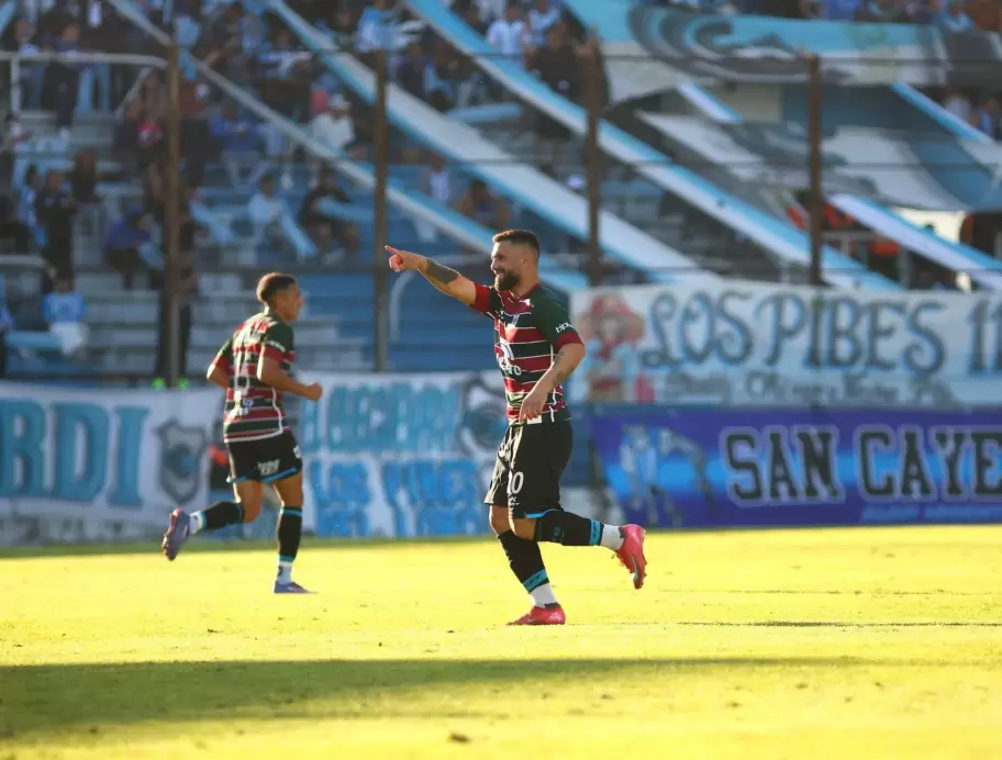 Gustavo Fernández celebra su gol