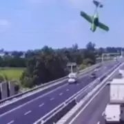 Tragedia aérea en Italia: una avioneta cayó sobre una autopista y dos personas murieron