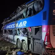 Un micro, que ten�a como destino San Salvador, choc� con un cami�n en Santa Cruz: hay cuatro muertos y 20 heridos