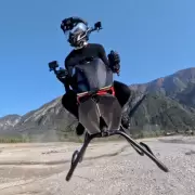 Salió a la venta una moto voladora similar a las de "Star Wars" y hay controversia: ¿realmente flota?