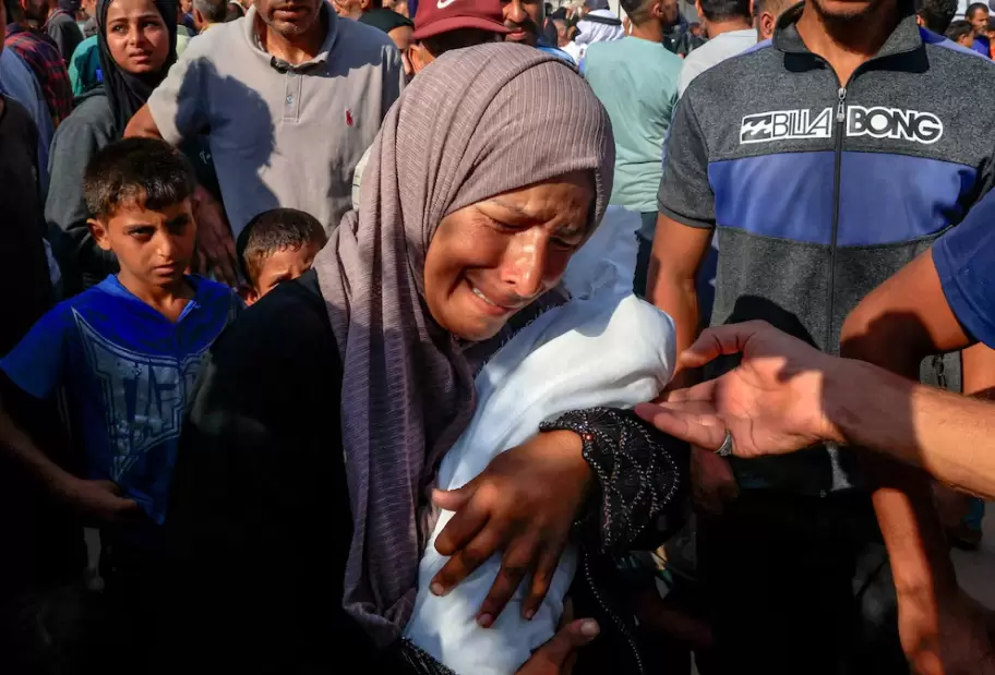 La madre palestina Alaa Al-Najjar llora a su bebé de tres meses, Yehia, quien murió debido a la desnutrición en medio de una crisis de hambre