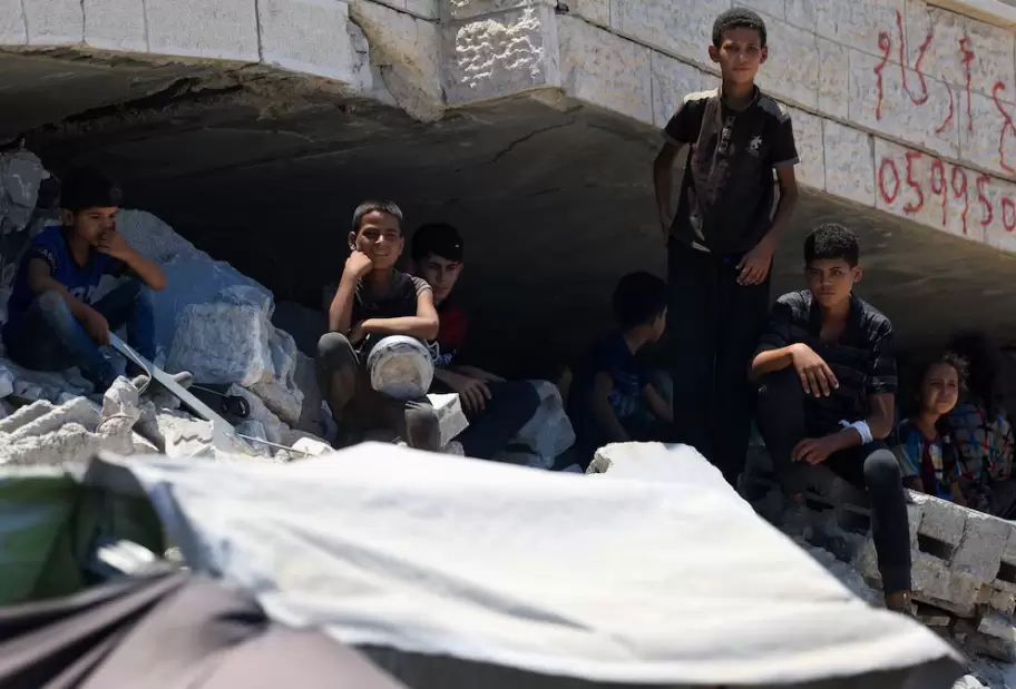Palestinos se reúnen para recibir alimentos de un comedor social, en medio de una crisis de hambre, en la ciudad de Gaza, el 25 de julio de 2025