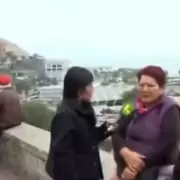 Una abuela peruana llevó a su nieto a la playa para ver por primera vez un tsunami: "Nunca vi uno"