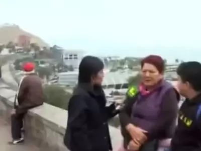 abuelita lleva a su nieto a ver por primera vez un tsunami peru
