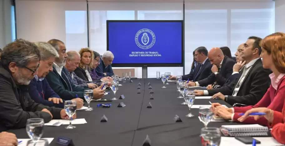 El secretario de Trabajo, Julio Cordero, junto a representantes de la CGT. (Foto: Secretaría de Trabajo)