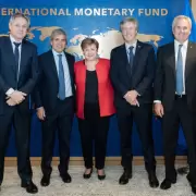 El directorio del FMI aprob� la primera revisi�n del acuerdo con la Argentina y enviar� US$2000 millones