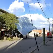Por las fuertes ráfagas de viento, se voló parte del techo del gimnasio de la EET N°2 en la capital jujeña