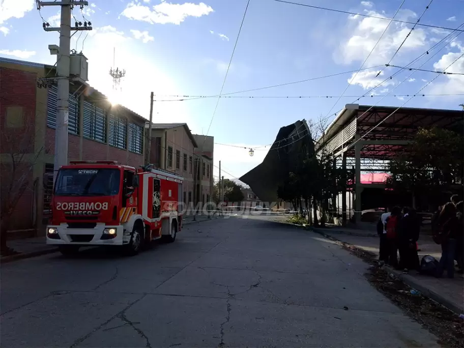 Por las fuertes ráfagas de viento, se voló parte del techo del gimnasio de la EET N°2 en la capital jujeña