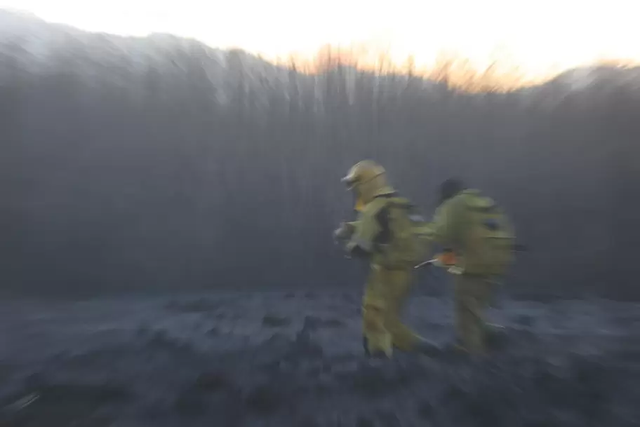 Brigadistas combaten el fuego en Jujuy