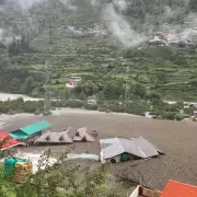 Tragedia en el Himalaya: cuatro personas murieron y hay 100 desaparecidos tras una avalancha de lodo