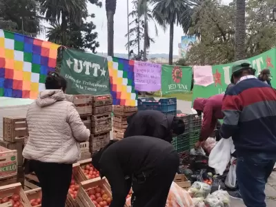 tomatazo en plaza belgrano