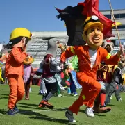 Se desarrolló la segunda jornada del Finde Estudiantil: bailes, hinchadas y mascotas despliegan todo su esplendor