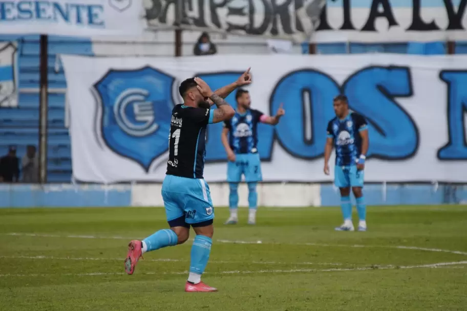 Gustavo "Tortuga" Fernández celebra su gol