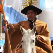 Conocé la historia del poncho marrón, la vestimenta que usaron "Los Decididos" en el Éxodo Jujeño