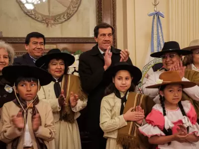 Carlos Sadir con mujeres gauchas