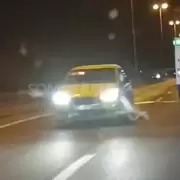 Impactante video: un taxi circulaba en contramano por Ruta 9 y de milagro no provoc� una tragedia