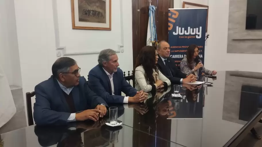 Conferencia de prensa anunciando la acreditación de la carrera de medicina en Jujuy