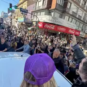 Atacaron con piedras a la caravana de Milei en Lomas de Zamora y debieron evacuar a la comitiva