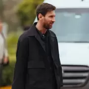 Lionel Messi lleg� a la Argentina para sumarse a la Selecci�n y firm� aut�grafos en el aeropuerto de Ezeiza