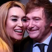 Milei viaja a Las Vegas en medio del escándalo por coimas y asistirá al show de Fátima Flórez