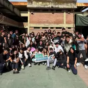 Los "cuervos" de Ciudad de Nieva se preparan a pleno para desfilar con su carroza en Ciudad Cultural