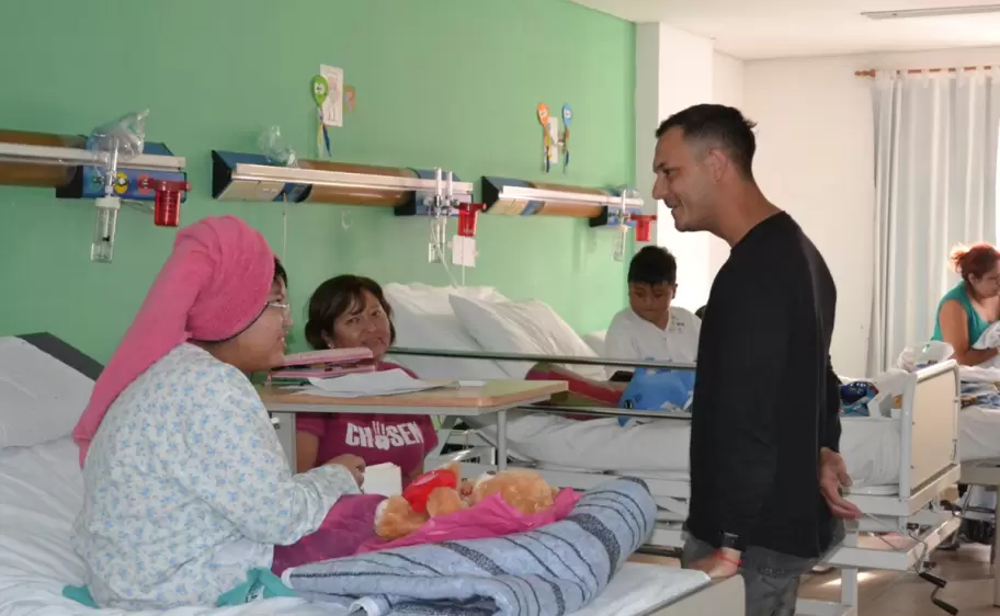 lobo jujeño visitó el hosp materno infantil