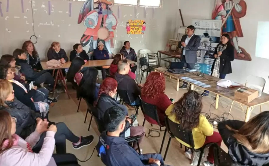 adultos mayores capacitaciones estafas virtuales