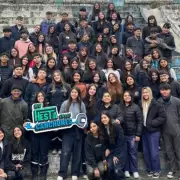 Con mucha emoci�n, los "Guardianes" del Colegio Nuestra Se�ora del Huerto avanzan con su carroza