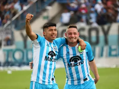 Sebasti�n S�nchez celebra, junto a Diego L�pez, el triunfo de Gimnasia ante Central Norte