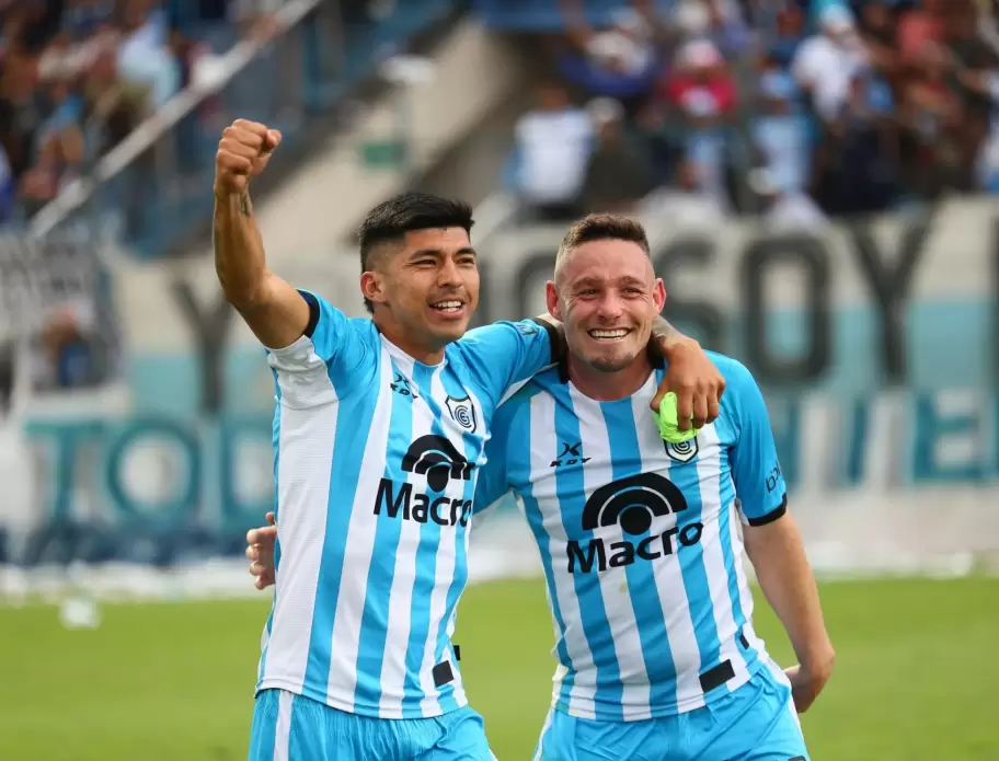 Sebastián Sánchez celebra, junto a Diego López, el triunfo de Gimnasia ante Central Norte