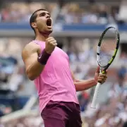 Carlos Alcaraz derrot� a Novak Djokovic y se clasific� a la final del US Open