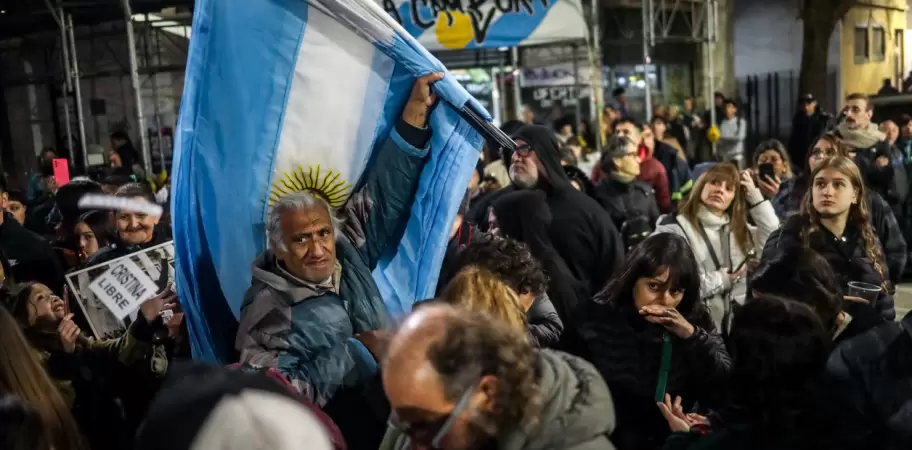 Militantes kirchneristas frente al departamento donde está presa Cristina. Foto Cristina Sille/Clarín Imagen: 3/4