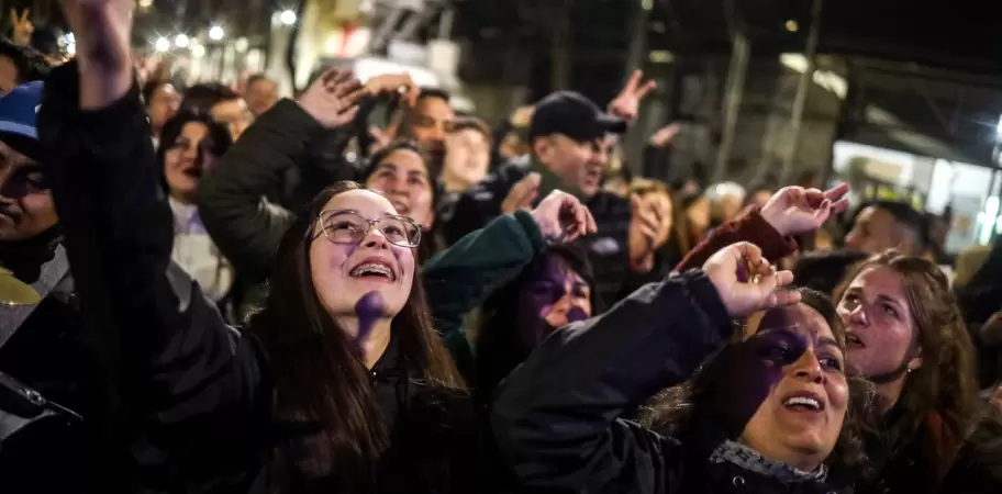 Sin datos oficiales, militantes K se reúnen frente al departamento donde está presa Cristina Kirchner para celebrar Cristina Sille/Clarín Imagen: 4/4
