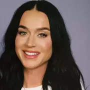 Katy Perry llegó a la Argentina y levantó un cuadro de Eva Perón frente a sus fans: la foto que se viralizó